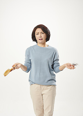 포토 JPG 스튜디오촬영 여자 중년 50대 중년라이프 실내 한명 서기 누끼 상반신 앞모습 머리카락 한국인 머리빗 흰배경 갱년기 탈모 의료성형뷰티 중년여자한명만 국내포토 1 라이프스타일 뷰포인트 백그라운드 모션 사람 동양인 성인 내부 머리 흰색 미용용품 증상 여자한명만 중년여자만 파일형식