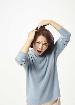 포토 JPG 스튜디오촬영 여자 중년 50대 중년라이프 실내 한명 서기 누끼 상반신 앞모습 머리카락 한국인 흰배경 갱년기 탈모 의료성형뷰티 중년여자한명만 국내포토 1 라이프스타일 뷰포인트 백그라운드 모션 사람 동양인 성인 내부 머리 흰색 증상 여자한명만 중년여자만 파일형식