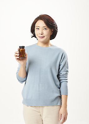 포토 JPG 스튜디오촬영 여자 중년 50대 중년라이프 실내 한명 서기 들기 누끼 상반신 앞모습 알약 약 건강관리 한국인 약병 흰배경 갱년기 비타민C 의료성형뷰티 중년여자한명만 국내포토 1 라이프스타일 뷰포인트 백그라운드 의학 모션 건강 관리 사람 동양인 성인 내부 흰색 비타민 증상 병_담는 여자한명만 중년여자만 파일형식