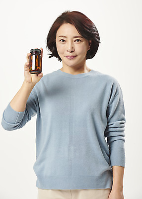 포토 JPG 스튜디오촬영 여자 중년 50대 중년라이프 실내 한명 서기 들기 누끼 상반신 앞모습 알약 약 건강관리 한국인 약병 흰배경 갱년기 비타민C 의료성형뷰티 중년여자한명만 국내포토 1 라이프스타일 뷰포인트 백그라운드 의학 모션 건강 관리 사람 동양인 성인 내부 흰색 비타민 증상 병_담는 여자한명만 중년여자만 파일형식