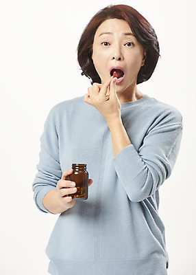 포토 JPG 스튜디오촬영 여자 중년 50대 중년라이프 실내 한명 서기 들기 누끼 상반신 앞모습 알약 약 건강관리 한국인 약병 먹기 흰배경 갱년기 비타민C 의료성형뷰티 중년여자한명만 국내포토 1 라이프스타일 뷰포인트 백그라운드 의학 모션 건강 관리 사람 동양인 성인 내부 흰색 비타민 증상 병_담는 여자한명만 중년여자만 파일형식