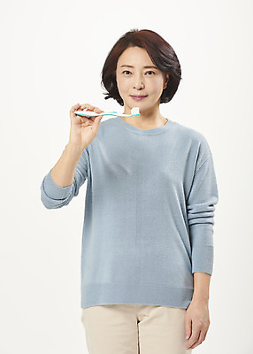 포토 JPG 스튜디오촬영 여자 중년 50대 중년라이프 실내 한명 서기 누끼 상반신 앞모습 한국인 양치 칫솔 흰배경 치약 치아건강 의료성형뷰티 중년여자한명만 국내포토 1 라이프스타일 뷰포인트 백그라운드 모션 건강 사람 동양인 성인 내부 위생용품 청결 흰색 여자한명만 중년여자만 파일형식
