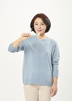 포토 JPG 스튜디오촬영 여자 중년 50대 중년라이프 실내 한명 서기 누끼 상반신 앞모습 한국인 양치 칫솔 흰배경 치약 치아건강 의료성형뷰티 중년여자한명만 국내포토 1 라이프스타일 뷰포인트 백그라운드 모션 건강 사람 동양인 성인 내부 위생용품 청결 흰색 여자한명만 중년여자만 파일형식