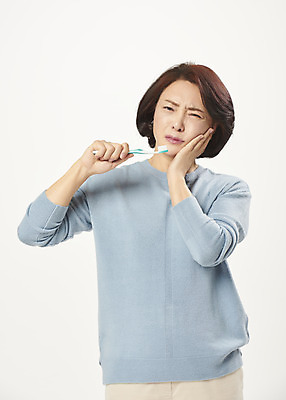 포토 JPG 스튜디오촬영 여자 중년 50대 중년라이프 실내 한명 서기 누끼 상반신 앞모습 고통 한국인 양치 칫솔 흰배경 갱년기 치아건강 치통 의료성형뷰티 중년여자한명만 국내포토 1 라이프스타일 감정 뷰포인트 백그라운드 모션 건강 사람 동양인 성인 내부 위생용품 청결 흰색 질병 증상 여자한명만 중년여자만 파일형식
