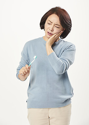 포토 JPG 스튜디오촬영 여자 중년 50대 중년라이프 실내 한명 서기 누끼 상반신 앞모습 고통 한국인 양치 칫솔 흰배경 갱년기 치아건강 치통 의료성형뷰티 중년여자한명만 국내포토 1 라이프스타일 감정 뷰포인트 백그라운드 모션 건강 사람 동양인 성인 내부 위생용품 청결 흰색 질병 증상 여자한명만 중년여자만 파일형식