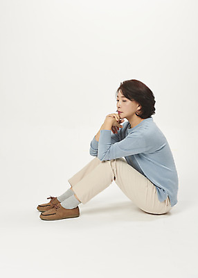 포토 JPG 스튜디오촬영 전신 여자 중년 50대 중년라이프 실내 한명 누끼 앉기 옆모습 한국인 슬픔 흰배경 갱년기 우울감 우울증 의료성형뷰티 중년여자한명만 PTSD 국내포토 1 라이프스타일 감정 뷰포인트 백그라운드 모션 사람 동양인 성인 내부 흰색 질병 증상 여자한명만 중년여자만 파일형식