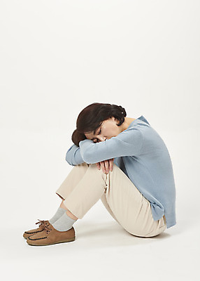 포토 JPG 스튜디오촬영 전신 여자 중년 50대 중년라이프 실내 한명 누끼 앉기 옆모습 한국인 슬픔 흰배경 갱년기 우울감 우울증 의료성형뷰티 중년여자한명만 PTSD 국내포토 1 라이프스타일 감정 뷰포인트 백그라운드 모션 사람 동양인 성인 내부 흰색 질병 증상 여자한명만 중년여자만 파일형식