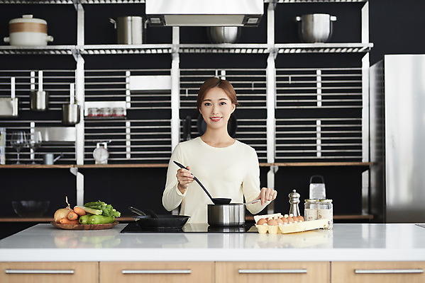 포토 JPG 여자 행복 채소 식재료 요리 한명 미소 상반신 20대 성인 앞모습 주방 화목 한국인 프라이팬 즐거움 전기렌지 성인여자한명만 소확행 국내포토 1 감정 뷰포인트 컨셉 주방용품 표정 사람 동양인 청년 신조어 여자한명만 성인여자만 파일형식
