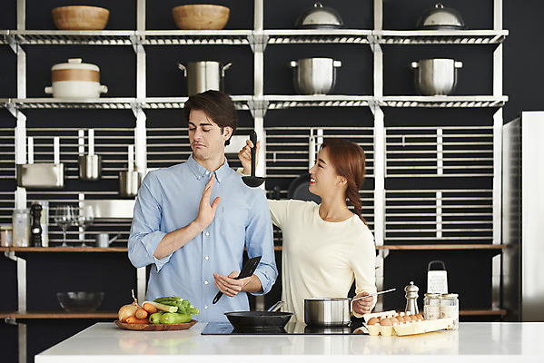포토 JPG 서양인 외국인 부부 커플 여자 남자 행복 커플라이프 실내 요리 미소 상반신 20대 성인 두명 앞모습 30대 주방 화목 다정 한국인 프라이팬 냄비 거절 즐거움 국자 다문화 권유 국제결혼 전기렌지 부부라이프 성인만 소확행 국제커플 국내포토 라이프스타일 감정 뷰포인트 결혼 컨셉 관계 주방용품 표정 사람 동양인 인종 청년 내부 장년 솥 사회이슈 신조어 파일형식
