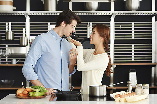 포토 JPG 서양인 외국인 부부 커플 여자 남자 행복 커플라이프 실내 요리 상반신 20대 성인 두명 옆모습 30대 주방 화목 다정 한국인 프라이팬 냄비 먹여주기 즐거움 국자 다문화 국제결혼 전기렌지 부부라이프 성인만 소확행 국제커플 국내포토 라이프스타일 감정 뷰포인트 결혼 컨셉 관계 주방용품 사람 동양인 인종 청년 내부 장년 솥 먹기 사회이슈 신조어 파일형식
