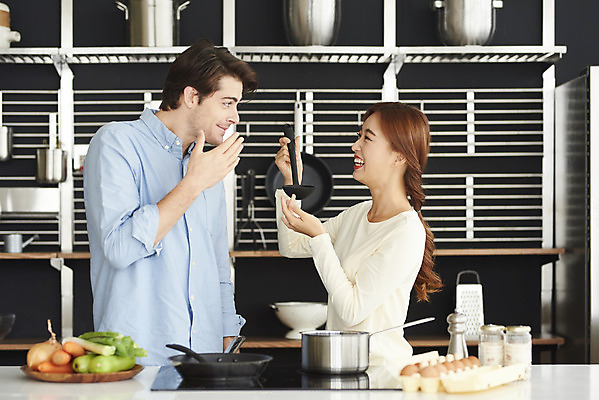포토 JPG 서양인 외국인 부부 커플 여자 남자 행복 커플라이프 실내 요리 미소 웃음 상반신 20대 성인 두명 옆모습 30대 주방 화목 다정 한국인 프라이팬 냄비 먹여주기 즐거움 국자 매움 다문화 국제결혼 전기렌지 부부라이프 성인만 소확행 국제커플 국내포토 라이프스타일 감정 뷰포인트 결혼 컨셉 관계 주방용품 표정 사람 동양인 인종 청년 내부 장년 맛 솥 먹기 사회이슈 신조어 파일형식