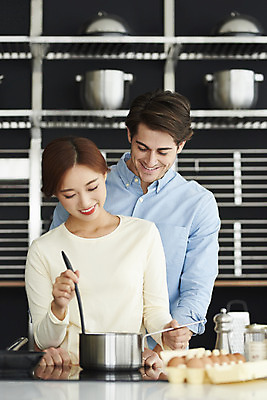 포토 JPG 서양인 외국인 부부 커플 여자 남자 행복 커플라이프 실내 요리 웃음 상반신 20대 성인 두명 앞모습 30대 주방 화목 다정 로맨틱 한국인 냄비 즐거움 다문화 백허그 국제결혼 전기렌지 부부라이프 성인만 소확행 국제커플 국내포토 라이프스타일 감정 뷰포인트 결혼 컨셉 관계 포옹 표정 사람 동양인 인종 청년 내부 장년 솥 사회이슈 신조어 파일형식