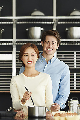 포토 JPG 서양인 외국인 부부 커플 여자 남자 행복 커플라이프 실내 요리 미소 상반신 20대 성인 두명 앞모습 30대 주방 화목 다정 로맨틱 한국인 냄비 즐거움 다문화 백허그 국제결혼 전기렌지 부부라이프 성인만 소확행 국제커플 국내포토 라이프스타일 감정 뷰포인트 결혼 컨셉 관계 포옹 표정 사람 동양인 인종 청년 내부 장년 솥 사회이슈 신조어 파일형식