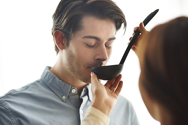 포토 JPG 서양인 외국인 부부 커플 여자 남자 행복 커플라이프 실내 근접촬영 상반신 20대 성인 두명 앞모습 뒷모습 30대 주방 화목 다정 한국인 맛 먹기 먹여주기 즐거움 국자 다문화 국물 국제결혼 부부라이프 성인만 소확행 국제커플 국내포토 라이프스타일 감정 음식 뷰포인트 결혼 컨셉 관계 모션 주방용품 사람 동양인 인종 청년 내부 장년 사회이슈 신조어 파일형식