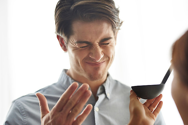 포토 JPG 서양인 외국인 부부 커플 여자 남자 행복 커플라이프 실내 근접촬영 상반신 20대 성인 두명 앞모습 뒷모습 30대 주방 화목 다정 한국인 찡그림 맛 먹기 먹여주기 즐거움 국자 매움 다문화 국물 국제결혼 부부라이프 성인만 소확행 국제커플 국내포토 라이프스타일 감정 음식 뷰포인트 결혼 컨셉 관계 모션 주방용품 표정 사람 동양인 인종 청년 내부 장년 사회이슈 신조어 파일형식