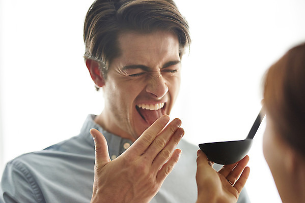 포토 JPG 서양인 외국인 부부 커플 여자 남자 행복 커플라이프 실내 근접촬영 상반신 20대 성인 두명 앞모습 뒷모습 30대 주방 화목 다정 한국인 찡그림 맛 먹기 먹여주기 즐거움 국자 매움 다문화 국물 국제결혼 부부라이프 성인만 소확행 국제커플 국내포토 라이프스타일 감정 음식 뷰포인트 결혼 컨셉 관계 모션 주방용품 표정 사람 동양인 인종 청년 내부 장년 사회이슈 신조어 파일형식