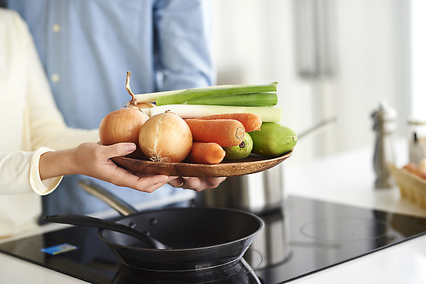 포토 JPG 서양인 외국인 부부 커플 여자 남자 행복 커플라이프 채소 식재료 실내 들기 근접촬영 상반신 20대 성인 두명 30대 주방 화목 다정 한국인 프라이팬 즐거움 다문화 국제결혼 나무쟁반 부부라이프 성인만 소확행 국제커플 국내포토 라이프스타일 감정 뷰포인트 결혼 컨셉 관계 모션 주방용품 쟁반 사람 동양인 인종 청년 내부 목재 장년 사회이슈 신조어 파일형식