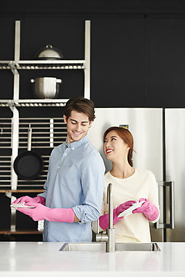 포토 JPG 서양인 외국인 그릇 부부 커플 여자 남자 행복 커플라이프 가사 실내 미소 들기 상반신 20대 성인 두명 앞모습 옆모습 30대 주방 화목 다정 한국인 설거지 즐거움 싱크대 다문화 고무장갑 국제결혼 부부라이프 성인만 소확행 국제커플 국내포토 라이프스타일 식기 감정 뷰포인트 장갑 결혼 컨셉 관계 모션 표정 사람 동양인 인종 청년 내부 장년 사회이슈 개수대 신조어 고무 파일형식