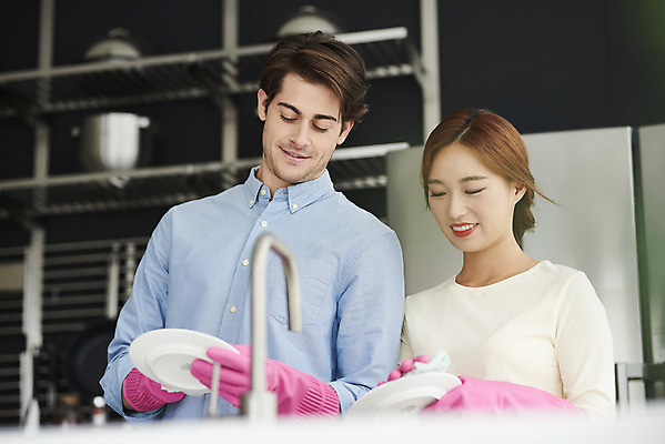 포토 JPG 서양인 외국인 그릇 부부 커플 여자 남자 행복 커플라이프 가사 실내 미소 상반신 20대 성인 두명 앞모습 30대 주방 화목 다정 한국인 설거지 즐거움 싱크대 다문화 고무장갑 국제결혼 부부라이프 성인만 소확행 국제커플 국내포토 라이프스타일 식기 감정 뷰포인트 장갑 결혼 컨셉 관계 표정 사람 동양인 인종 청년 내부 장년 사회이슈 개수대 신조어 고무 파일형식