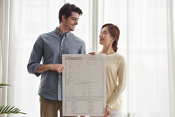 포토 JPG 서양인 외국인 부부 커플 여자 남자 행복 커플라이프 실내 들기 상반신 20대 성인 두명 앞모습 30대 주방 화목 다정 한국인 즐거움 문서 다문화 국제결혼 부부라이프 성인만 소확행 국제커플 혼인신고 혼인신고서 국내포토 라이프스타일 감정 뷰포인트 결혼 컨셉 관계 모션 사람 동양인 인종 청년 내부 장년 사회이슈 신조어 파일형식