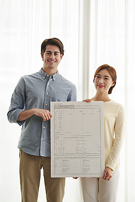 포토 JPG 서양인 외국인 부부 커플 여자 남자 행복 커플라이프 실내 들기 상반신 20대 성인 두명 앞모습 30대 주방 화목 다정 한국인 즐거움 문서 다문화 국제결혼 부부라이프 성인만 소확행 국제커플 혼인신고 혼인신고서 국내포토 라이프스타일 감정 뷰포인트 결혼 컨셉 관계 모션 사람 동양인 인종 청년 내부 장년 사회이슈 신조어 파일형식