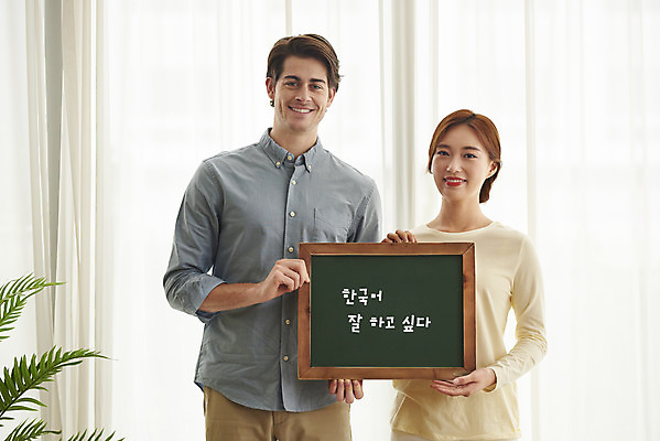 포토 JPG 서양인 외국인 부부 커플 여자 남자 행복 커플라이프 실내 미소 들기 상반신 20대 성인 한글 두명 앞모습 30대 주방 칠판 화목 다정 한국인 즐거움 다문화 국제결혼 부부라이프 성인만 소확행 국제커플 국내포토 문자 라이프스타일 감정 뷰포인트 결혼 컨셉 관계 모션 표정 사람 동양인 인종 청년 내부 장년 사회이슈 신조어 파일형식