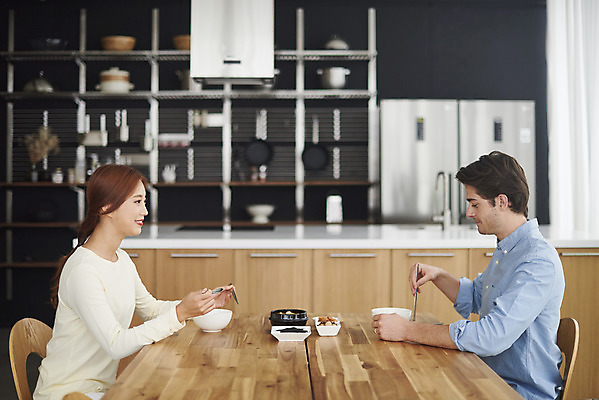 포토 JPG 서양인 외국인 부부 커플 여자 남자 행복 음식 커플라이프 식탁 반찬 실내 앉기 상반신 20대 성인 두명 옆모습 30대 주방 식사 화목 다정 한국인 즐거움 다문화 국제결혼 부부라이프 성인만 소확행 국제커플 국내포토 라이프스타일 감정 뷰포인트 결혼 컨셉 관계 모션 탁자 사람 동양인 인종 청년 내부 장년 사회이슈 신조어 파일형식