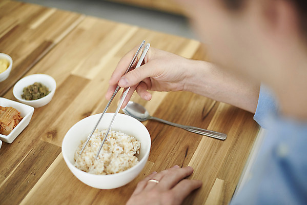 포토 JPG 서양인 외국인 남자 행복 식탁 밥 실내 한명 근접촬영 상반신 성인 아웃포커스 30대 주방 식사 화목 즐거움 다문화 젓가락질 성인남자한명만 소확행 국내포토 1 감정 음식 뷰포인트 컨셉 젓가락 탁자 촬영기법 사람 인종 손짓 내부 장년 사회이슈 신조어 남자한명만 성인남자만 파일형식