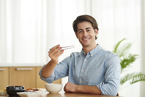 포토 JPG 서양인 외국인 남자 행복 젓가락 식탁 실내 한명 미소 들기 상반신 성인 앞모습 30대 주방 식사 화목 즐거움 다문화 젓가락질 성인남자한명만 소확행 국내포토 1 감정 뷰포인트 컨셉 모션 탁자 수저 표정 사람 인종 손짓 내부 장년 사회이슈 신조어 남자한명만 성인남자만 파일형식
