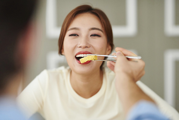 포토 JPG 서양인 외국인 부부 커플 여자 남자 행복 음식 커플라이프 젓가락 식탁 반찬 실내 앉기 상반신 20대 성인 두명 앞모습 뒷모습 아웃포커스 30대 주방 식사 화목 다정 한국인 먹여주기 즐거움 다문화 계란말이 국제결혼 젓가락질 부부라이프 성인만 소확행 국제커플 국내포토 라이프스타일 감정 뷰포인트 결혼 컨셉 관계 모션 탁자 촬영기법 수저 사람 동양인 인종 손짓 청년 내부 장년 계란요리 먹기 사회이슈 신조어 파일형식