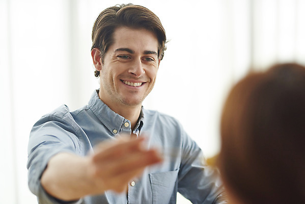 포토 JPG 서양인 외국인 부부 커플 여자 남자 행복 음식 커플라이프 젓가락 식탁 반찬 실내 앉기 상반신 20대 성인 두명 앞모습 뒷모습 아웃포커스 30대 주방 식사 화목 다정 한국인 먹여주기 즐거움 다문화 계란말이 국제결혼 젓가락질 부부라이프 성인만 소확행 국제커플 국내포토 라이프스타일 감정 뷰포인트 결혼 컨셉 관계 모션 탁자 촬영기법 수저 사람 동양인 인종 손짓 청년 내부 장년 계란요리 먹기 사회이슈 신조어 파일형식