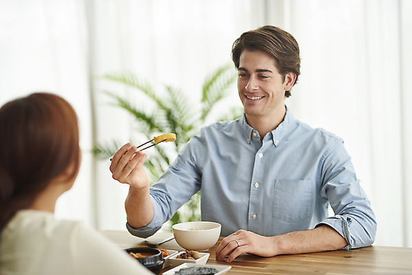 포토 JPG 서양인 외국인 부부 커플 여자 남자 행복 음식 커플라이프 젓가락 식탁 반찬 실내 앉기 상반신 20대 성인 두명 앞모습 뒷모습 아웃포커스 30대 주방 식사 화목 다정 한국인 먹여주기 즐거움 다문화 계란말이 국제결혼 젓가락질 부부라이프 성인만 소확행 국제커플 국내포토 라이프스타일 감정 뷰포인트 결혼 컨셉 관계 모션 탁자 촬영기법 수저 사람 동양인 인종 손짓 청년 내부 장년 계란요리 먹기 사회이슈 신조어 파일형식
