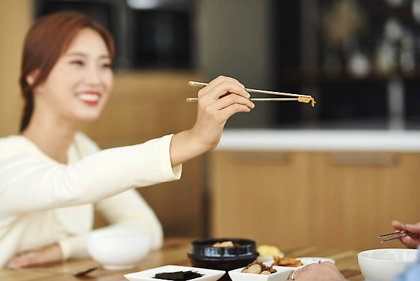 포토 JPG 서양인 외국인 부부 커플 여자 남자 행복 음식 커플라이프 젓가락 식탁 반찬 김치 실내 미소 앉기 상반신 20대 성인 두명 옆모습 아웃포커스 30대 주방 식사 화목 다정 한국인 먹여주기 즐거움 다문화 국제결혼 젓가락질 부부라이프 성인만 소확행 국제커플 국내포토 라이프스타일 감정 한식 뷰포인트 결혼 컨셉 관계 모션 탁자 촬영기법 수저 표정 사람 동양인 인종 손짓 청년 내부 장년 먹기 사회이슈 신조어 파일형식