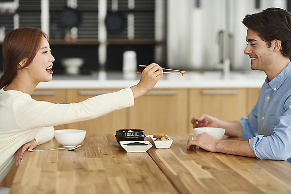 포토 JPG 서양인 외국인 부부 커플 여자 남자 행복 음식 커플라이프 젓가락 식탁 반찬 실내 미소 앉기 상반신 20대 성인 두명 옆모습 30대 주방 식사 화목 다정 한국인 먹여주기 즐거움 다문화 권유 국제결혼 젓가락질 부부라이프 성인만 소확행 국제커플 국내포토 라이프스타일 감정 뷰포인트 결혼 컨셉 관계 모션 탁자 수저 표정 사람 동양인 인종 손짓 청년 내부 장년 먹기 사회이슈 신조어 파일형식