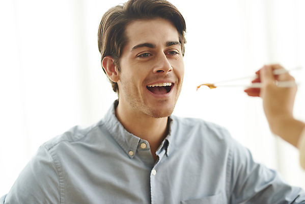 포토 JPG 서양인 외국인 손 부부 커플 여자 남자 행복 음식 커플라이프 젓가락 식탁 반찬 김치 실내 앉기 상반신 20대 성인 두명 앞모습 아웃포커스 신체부위 30대 주방 식사 화목 다정 한국인 먹여주기 즐거움 다문화 국제결혼 부부라이프 성인만 소확행 국제커플 국내포토 라이프스타일 감정 한식 뷰포인트 결혼 컨셉 관계 모션 탁자 촬영기법 수저 사람 동양인 인종 청년 내부 장년 먹기 사회이슈 신조어 파일형식