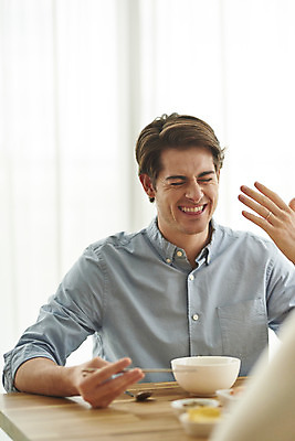 포토 JPG 서양인 외국인 부부 커플 여자 남자 행복 음식 커플라이프 식탁 반찬 실내 앉기 손짓 상반신 20대 성인 두명 앞모습 뒷모습 아웃포커스 30대 주방 식사 화목 다정 한국인 즐거움 매움 다문화 국제결혼 부부라이프 성인만 소확행 국제커플 국내포토 라이프스타일 감정 뷰포인트 결혼 컨셉 관계 모션 탁자 촬영기법 사람 동양인 인종 청년 내부 장년 맛 사회이슈 신조어 파일형식