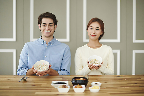 포토 JPG 서양인 외국인 부부 커플 여자 남자 행복 음식 커플라이프 식탁 밥 반찬 실내 미소 들기 앉기 상반신 20대 성인 두명 앞모습 30대 주방 식사 화목 다정 한국인 즐거움 다문화 국제결혼 부부라이프 성인만 소확행 국제커플 국내포토 라이프스타일 감정 뷰포인트 결혼 컨셉 관계 모션 탁자 표정 사람 동양인 인종 청년 내부 장년 사회이슈 신조어 파일형식