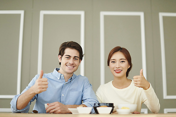 포토 JPG 서양인 외국인 부부 커플 여자 남자 행복 음식 커플라이프 식탁 반찬 실내 미소 앉기 상반신 20대 성인 두명 앞모습 30대 주방 식사 화목 다정 한국인 엄지손가락 최고 즐거움 다문화 국제결혼 부부라이프 성인만 소확행 국제커플 국내포토 라이프스타일 감정 뷰포인트 결혼 컨셉 손가락 관계 모션 탁자 표정 사람 동양인 인종 청년 내부 장년 사회이슈 신조어 파일형식