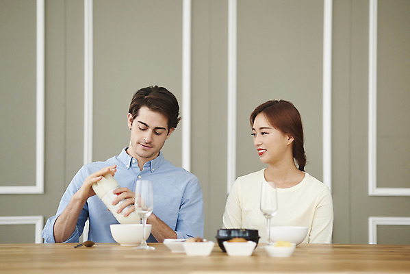 포토 JPG 서양인 외국인 부부 커플 여자 남자 행복 음식 커플라이프 식탁 반찬 실내 앉기 상반신 20대 성인 두명 앞모습 30대 주방 식사 화목 다정 한국인 즐거움 다문화 막걸리 국제결혼 부부라이프 성인만 소확행 국제커플 국내포토 라이프스타일 감정 뷰포인트 결혼 컨셉 관계 모션 탁자 주류 사람 동양인 인종 청년 내부 장년 사회이슈 신조어 파일형식