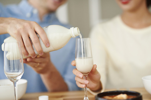 포토 JPG 서양인 외국인 부부 커플 여자 남자 행복 음식 커플라이프 식탁 반찬 실내 앉기 근접촬영 상반신 20대 성인 두명 앞모습 아웃포커스 30대 주방 식사 화목 다정 한국인 즐거움 다문화 막걸리 국제결혼 부부라이프 성인만 소확행 국제커플 국내포토 라이프스타일 감정 뷰포인트 결혼 컨셉 관계 모션 탁자 주류 촬영기법 사람 동양인 인종 청년 내부 장년 사회이슈 신조어 파일형식