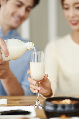 포토 JPG 서양인 외국인 부부 커플 여자 남자 행복 음식 커플라이프 식탁 반찬 실내 앉기 근접촬영 상반신 20대 성인 두명 앞모습 아웃포커스 30대 주방 식사 화목 다정 한국인 즐거움 다문화 막걸리 국제결혼 부부라이프 성인만 소확행 국제커플 국내포토 라이프스타일 감정 뷰포인트 결혼 컨셉 관계 모션 탁자 주류 촬영기법 사람 동양인 인종 청년 내부 장년 사회이슈 신조어 파일형식