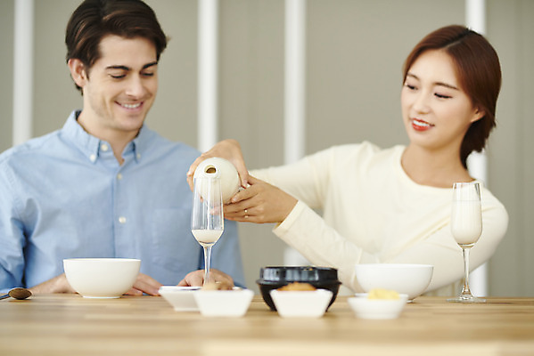 포토 JPG 서양인 외국인 부부 커플 여자 남자 행복 음식 커플라이프 식탁 반찬 실내 미소 앉기 상반신 20대 성인 두명 앞모습 아웃포커스 30대 주방 식사 화목 다정 한국인 붓기 즐거움 다문화 막걸리 국제결혼 부부라이프 성인만 소확행 국제커플 국내포토 라이프스타일 감정 뷰포인트 결혼 컨셉 관계 모션 탁자 주류 촬영기법 표정 사람 동양인 인종 청년 내부 장년 사회이슈 신조어 파일형식