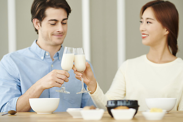 포토 JPG 서양인 외국인 부부 커플 여자 남자 행복 음식 커플라이프 식탁 반찬 실내 미소 앉기 근접촬영 상반신 20대 성인 두명 앞모습 아웃포커스 30대 주방 식사 화목 다정 한국인 즐거움 건배 다문화 막걸리 국제결혼 부부라이프 성인만 소확행 국제커플 국내포토 라이프스타일 감정 뷰포인트 결혼 컨셉 관계 모션 탁자 주류 촬영기법 표정 사람 동양인 인종 청년 내부 장년 사회이슈 신조어 파일형식