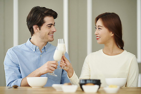 포토 JPG 서양인 외국인 부부 커플 여자 남자 행복 음식 커플라이프 식탁 반찬 실내 미소 앉기 상반신 20대 성인 두명 앞모습 30대 마주보기 주방 식사 화목 다정 한국인 즐거움 건배 다문화 막걸리 국제결혼 부부라이프 성인만 소확행 국제커플 국내포토 라이프스타일 감정 뷰포인트 결혼 컨셉 관계 모션 탁자 주류 표정 사람 동양인 인종 청년 내부 장년 사회이슈 신조어 파일형식