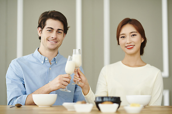 포토 JPG 서양인 외국인 부부 커플 여자 남자 행복 음식 커플라이프 식탁 반찬 실내 미소 앉기 상반신 20대 성인 두명 앞모습 30대 주방 식사 화목 다정 한국인 즐거움 건배 다문화 막걸리 국제결혼 부부라이프 성인만 소확행 국제커플 국내포토 라이프스타일 감정 뷰포인트 결혼 컨셉 관계 모션 탁자 주류 표정 사람 동양인 인종 청년 내부 장년 사회이슈 신조어 파일형식