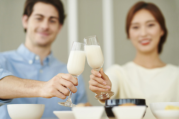 포토 JPG 서양인 외국인 부부 커플 여자 남자 행복 음식 커플라이프 식탁 반찬 실내 앉기 근접촬영 상반신 20대 성인 두명 앞모습 아웃포커스 30대 주방 식사 화목 다정 한국인 즐거움 건배 다문화 막걸리 국제결혼 부부라이프 성인만 소확행 국제커플 국내포토 라이프스타일 감정 뷰포인트 결혼 컨셉 관계 모션 탁자 주류 촬영기법 사람 동양인 인종 청년 내부 장년 사회이슈 신조어 파일형식