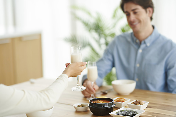 포토 JPG 서양인 외국인 손 부부 커플 여자 남자 행복 음식 커플라이프 식탁 반찬 실내 앉기 상반신 20대 성인 두명 앞모습 아웃포커스 신체부위 30대 주방 식사 화목 다정 한국인 즐거움 건배 다문화 막걸리 국제결혼 부부라이프 성인만 소확행 국제커플 국내포토 라이프스타일 감정 뷰포인트 결혼 컨셉 관계 모션 탁자 주류 촬영기법 사람 동양인 인종 청년 내부 장년 사회이슈 신조어 파일형식