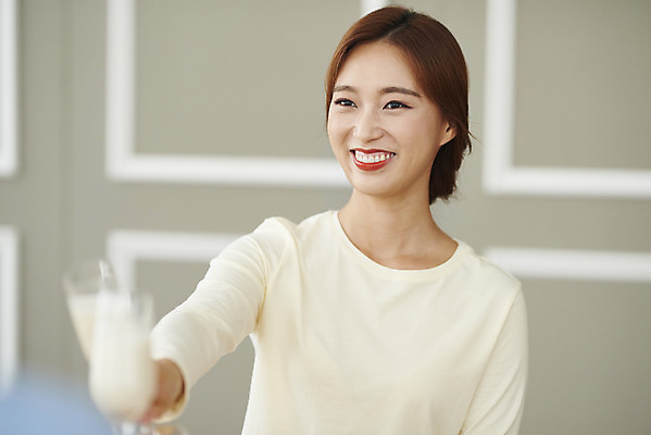 포토 JPG 서양인 외국인 부부 커플 여자 남자 행복 음식 커플라이프 식탁 반찬 실내 미소 앉기 상반신 20대 성인 두명 앞모습 뒷모습 아웃포커스 30대 주방 식사 화목 다정 한국인 즐거움 건배 다문화 막걸리 국제결혼 부부라이프 성인만 소확행 국제커플 국내포토 라이프스타일 감정 뷰포인트 결혼 컨셉 관계 모션 탁자 주류 촬영기법 표정 사람 동양인 인종 청년 내부 장년 사회이슈 신조어 파일형식