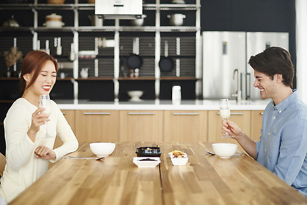 포토 JPG 서양인 외국인 부부 커플 여자 남자 행복 음식 커플라이프 식탁 반찬 실내 앉기 상반신 20대 성인 두명 옆모습 30대 주방 식사 화목 다정 한국인 마시기 즐거움 다문화 막걸리 국제결혼 부부라이프 성인만 소확행 국제커플 국내포토 라이프스타일 감정 뷰포인트 결혼 컨셉 관계 모션 탁자 주류 사람 동양인 인종 청년 내부 장년 사회이슈 신조어 파일형식