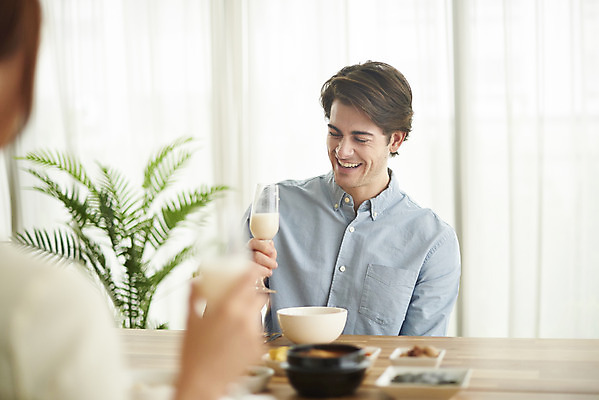 포토 JPG 서양인 외국인 부부 커플 여자 남자 행복 음식 커플라이프 식탁 반찬 실내 앉기 상반신 20대 성인 두명 앞모습 뒷모습 아웃포커스 30대 주방 식사 화목 다정 한국인 마시기 즐거움 다문화 막걸리 국제결혼 부부라이프 성인만 소확행 국제커플 국내포토 라이프스타일 감정 뷰포인트 결혼 컨셉 관계 모션 탁자 주류 촬영기법 사람 동양인 인종 청년 내부 장년 사회이슈 신조어 파일형식